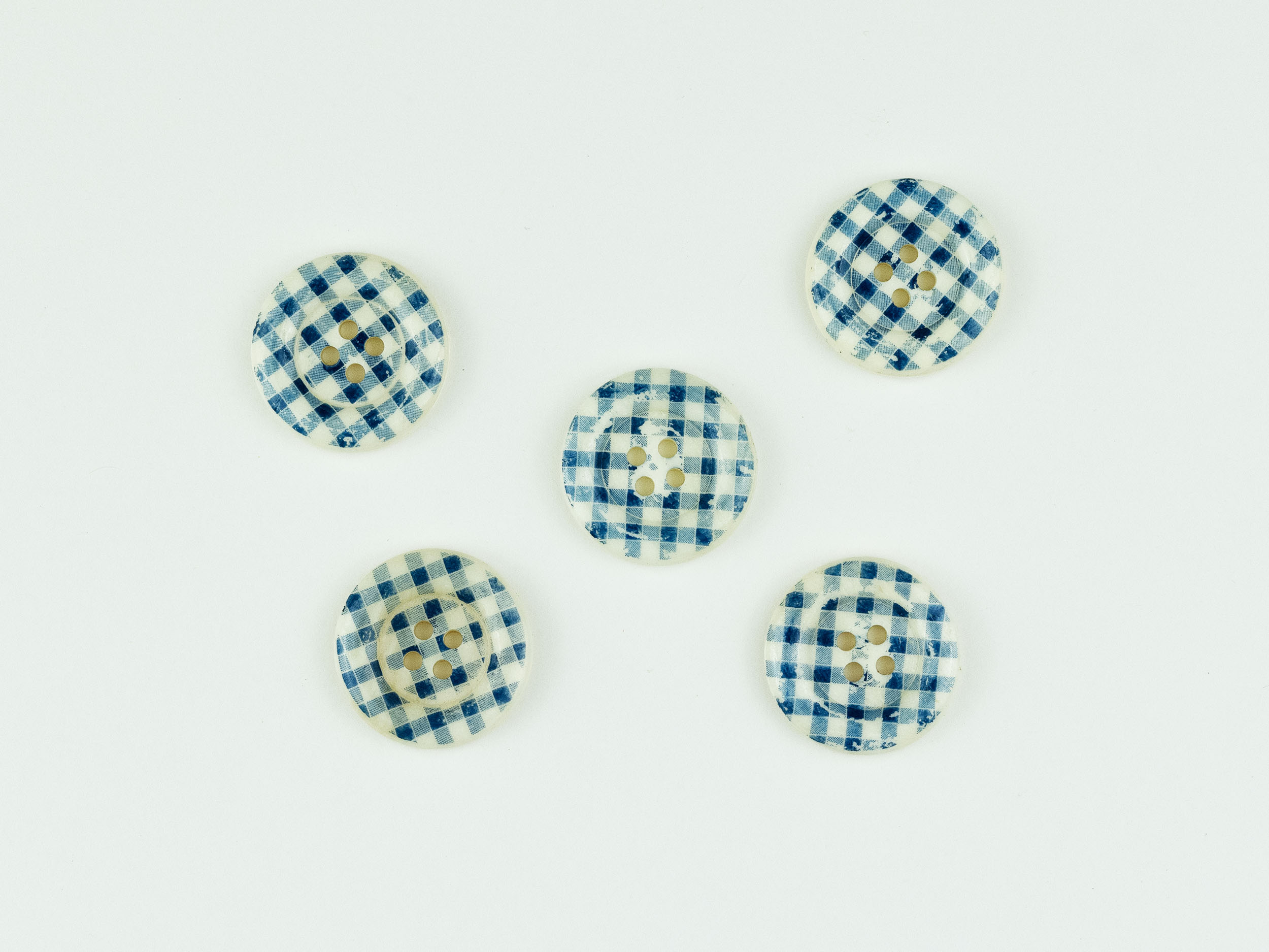 23mm Blue gingham bone buttons